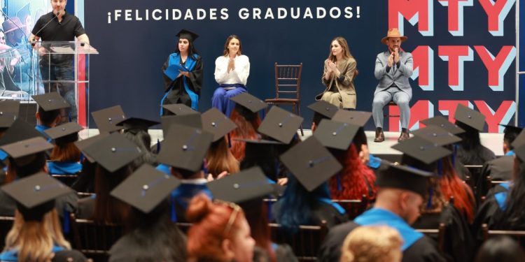 Prepa Regia Celebra Su Primera Generación De Graduados