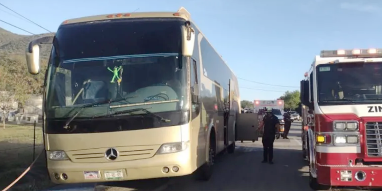 conato-de-incendio-camión-de-pasajeros-Carretera-Nacional-Protección-Civil-Allende