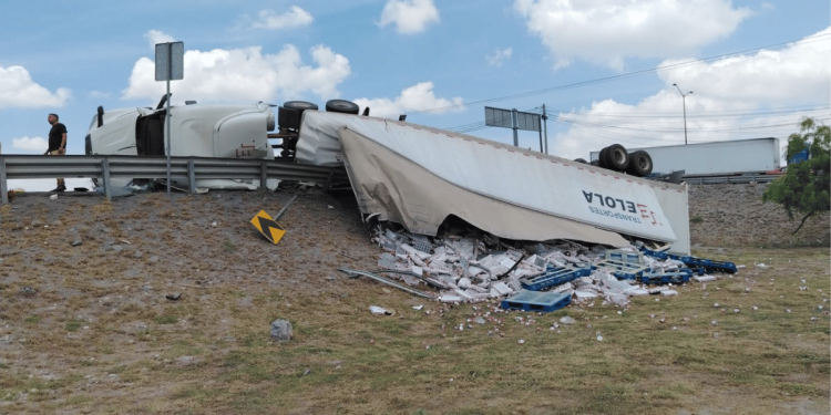 - CLAVE NOTICIA Foto de una Accidente vial por Volcadura en Apodaca