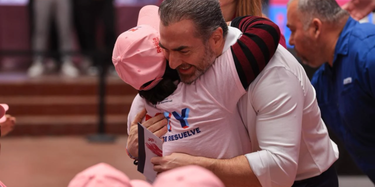 Tarjeta-Regia-Plus-apoyo-a-mujeres-Adrian-de-la-Garza-Feria-Integral