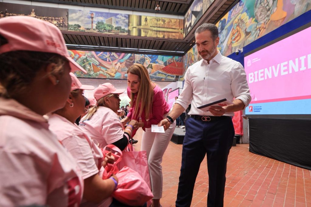 Tarjeta-Regia-Plus-apoyo-a-mujeres-Adrian-de-la-Garza-Feria-Integral