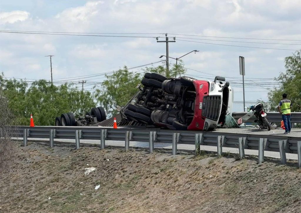 - CLAVE NOTICIA Accidente vial por Volcadura en Apodaca