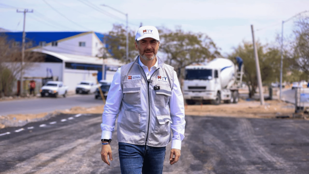 Adrian observa los avances del parque lineal en San Carlos