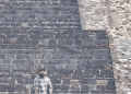 Agresor de Teotihuacán lastimo a trece personas. En la imagen se observa con el arma en la pirámide de la luna