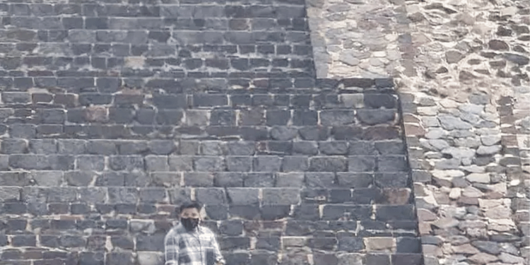 Agresor de Teotihuacán lastimo a trece personas. En la imagen se observa con el arma en la pirámide de la luna