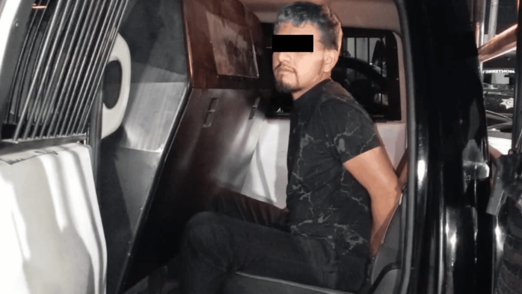 Tras la camioneta blindada detenida revisan al sospecho y tiene un hallazgo de droga en la bolsa del pantalón del conductor