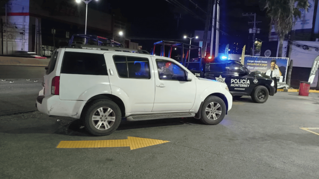 Confiscan Nissan Pathfinder blanca con reporte de disparos en calle Treviño