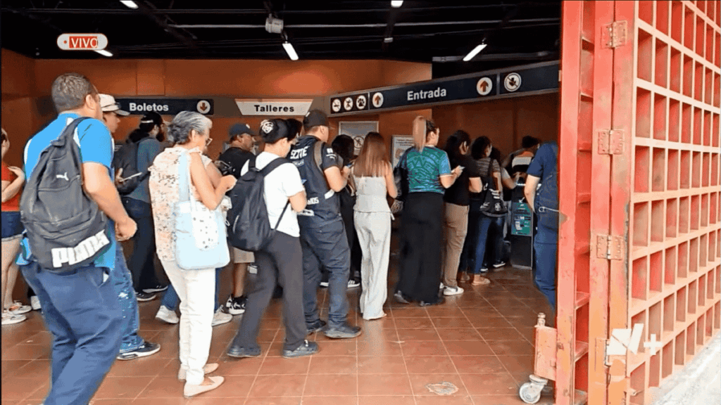 falla en el metro provoca caos en estaciones de metrorrey