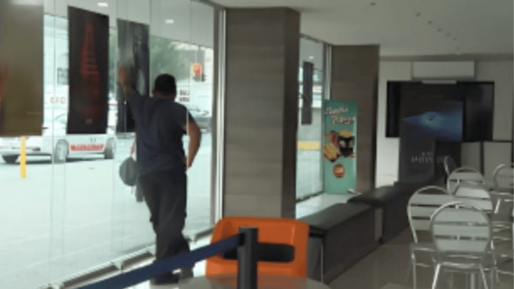 Hombre se queda dormido y se despierta atrapado en cine de Monterrey