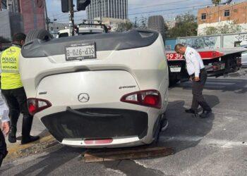 Choque y volcadura en el Centro del Monterrey