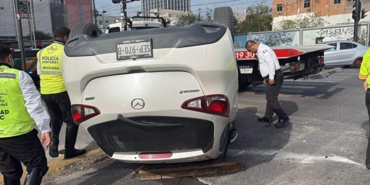 Choque y volcadura en el Centro del Monterrey